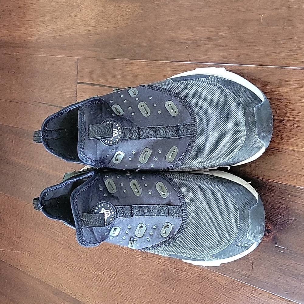 Men's size 11 Nike Air Huaracnes